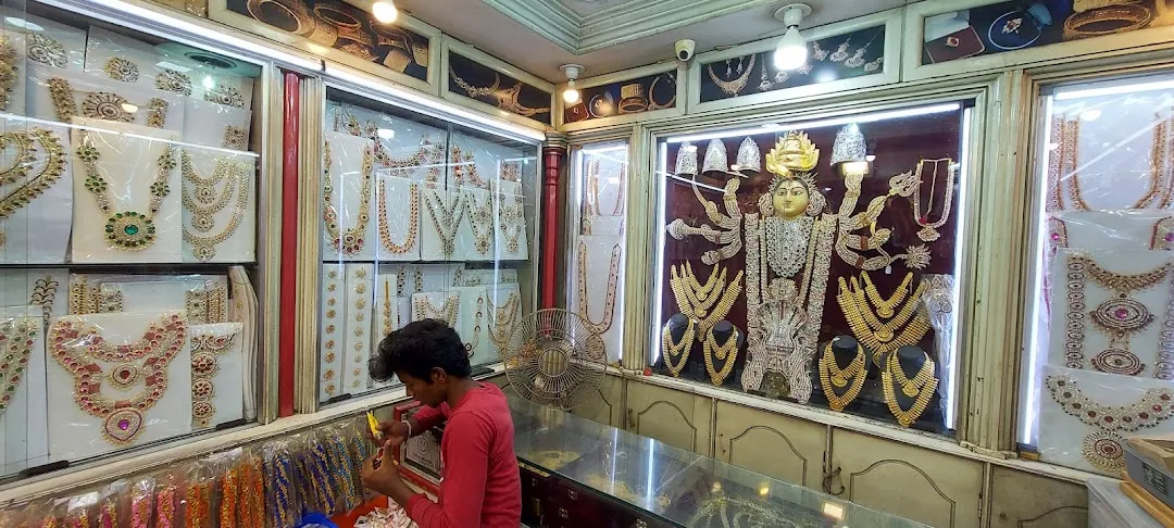 Gold covering jewellery shop clearance near me