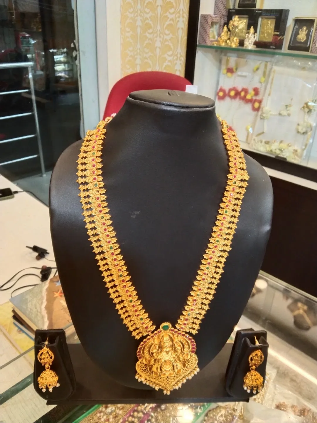 Anika deals fashion jewellery