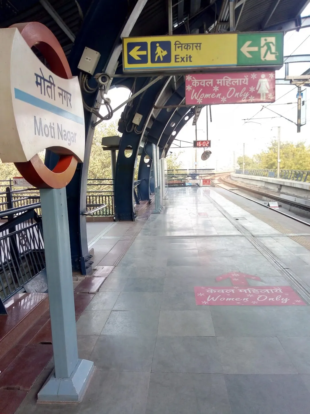 Book Moti Nagar Metro Station Gate No 3 And 4 Parking In New Delhi