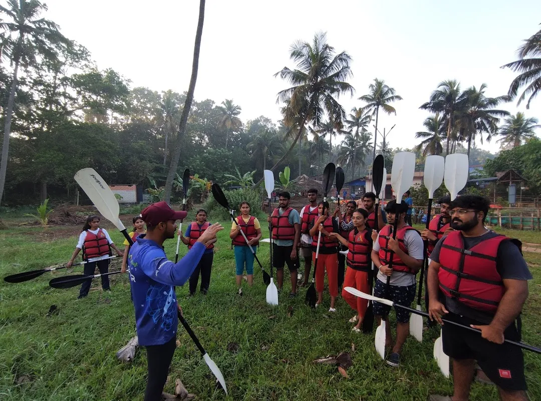 https://files.yappe.in/place/full/varkala-kayaking-boating-golden-island-4736307.webp