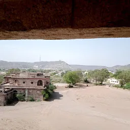 84 khambhon ki chhatri