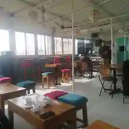 Aadha-Aadha Café