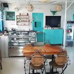 Aadha-Aadha Café