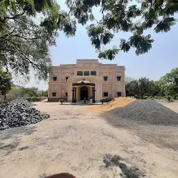 Ahilyadevi Holkar Temple, Next To Rajwada Palace