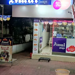 Amul Bada saab scooping parlour