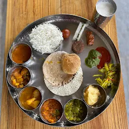 Atrangi Amdavadi Thali