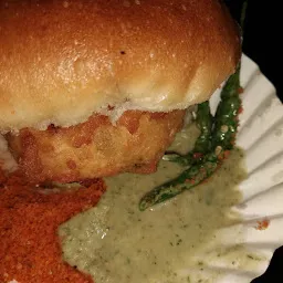 Auntie's Vadapav