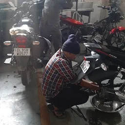 Bajaj Auto (Himalaya Scooters, Azamgarh, Railway Station Road)