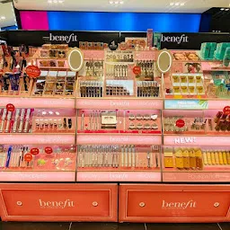 Benefit Cosmetics BrowBar Lounge