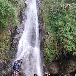 Bhagsu Nag waterfalls car parking