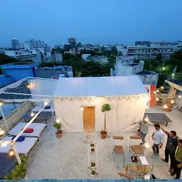 Bonjour Rooftop Restaurant & Cafe