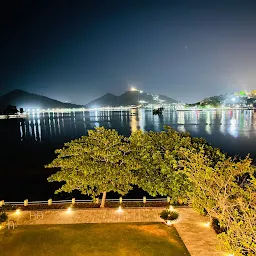 Bougainvillea Terrace by the lake