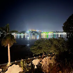 Bougainvillea Terrace by the lake