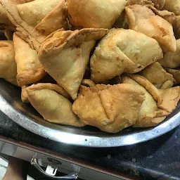 Charan Dass Samose Wale