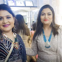 Charmis Makeup Studio & Academy Salon | Nail Hair extension gomti nagar | Bridal party Makeup Artist In Lucknow
