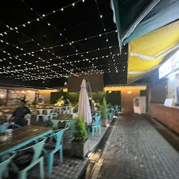 Courtyard - Food Court