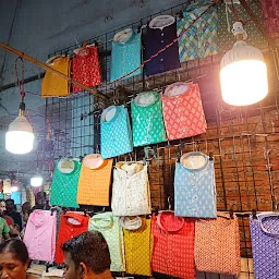 Dadar cloth stores on road. Feriwall.