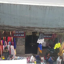 Dadar cloth stores on road. Feriwall.