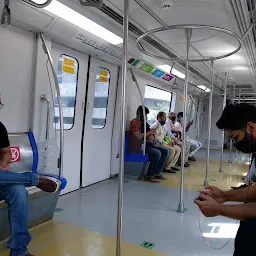 VIVO DN Nagar Metro Station