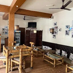 Drifters' Inn & Cafe- BAR Restaurant in Manu Temple Road Manali