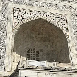 Female Tour Guide Agra For Taj Mahal And Agra