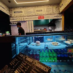 Fresh Rooms Bhopal: Public Restroom & Lounge