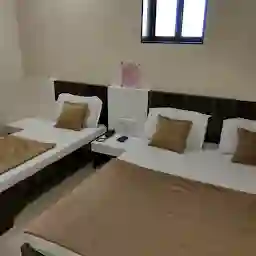 Hotel Honest (5 mins from Borivali Station)