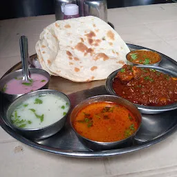 Hotel kolhapuri (special tambada-pandhara rassa)