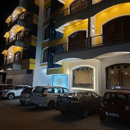 Hotel Rivieraa (ஹோட்டல் ரிவேரா)