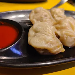 Hum Tum और Momos