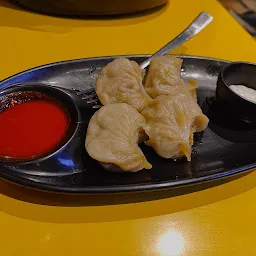 Hum Tum और Momos