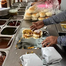 Jumbo Box Vadapav