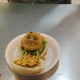 Jumbo Box Vadapav