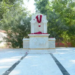 Kavi Vir Narmad Statue