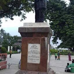 Kaviyarasar Kambar statue