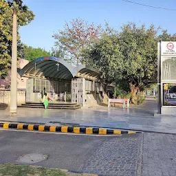 Khan Market Metro Station