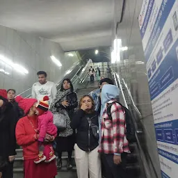 Khan Market Metro Station