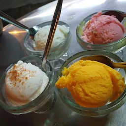 Khatri Bandhu Pot Icecream & Golden Samosa