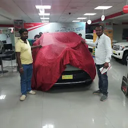 Mahindra Automotive Manufacturers - SUV & Commercial Vehicle Showroom