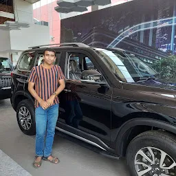 Mahindra Krishna Automotives - SUV & Commercial Vehicle Showroom