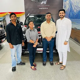 Mahindra Supreme Mobiles - SUV & Commercial Vehicle Showroom