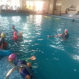 Michael Phelps Swimming at Club Aquaria