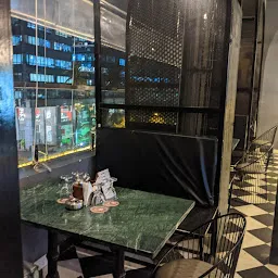 Newton's Resto Bar