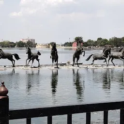 Nine Horse Statue fountain (नौ घोड़े मूर्ति फव्वारा)