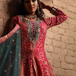 Nitika Arora Makeovers - Bridal Make Up Artist & Best Salon in Ambala