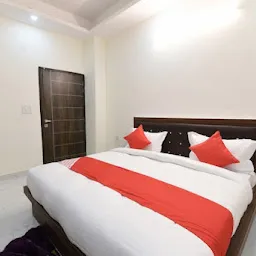 OYO The Signature Hotel Near Iskcon Temple Noida