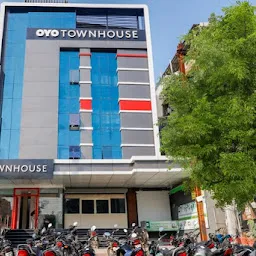 OYO Townhouse 325 South Tukoganj