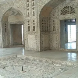 Pachisi court - main hall of the Musamman Burj