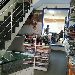 Poonam Shoes , Baadsa Complex