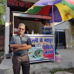 Purani Dilli ke Mashoor Chole Kulche by Sanjeev